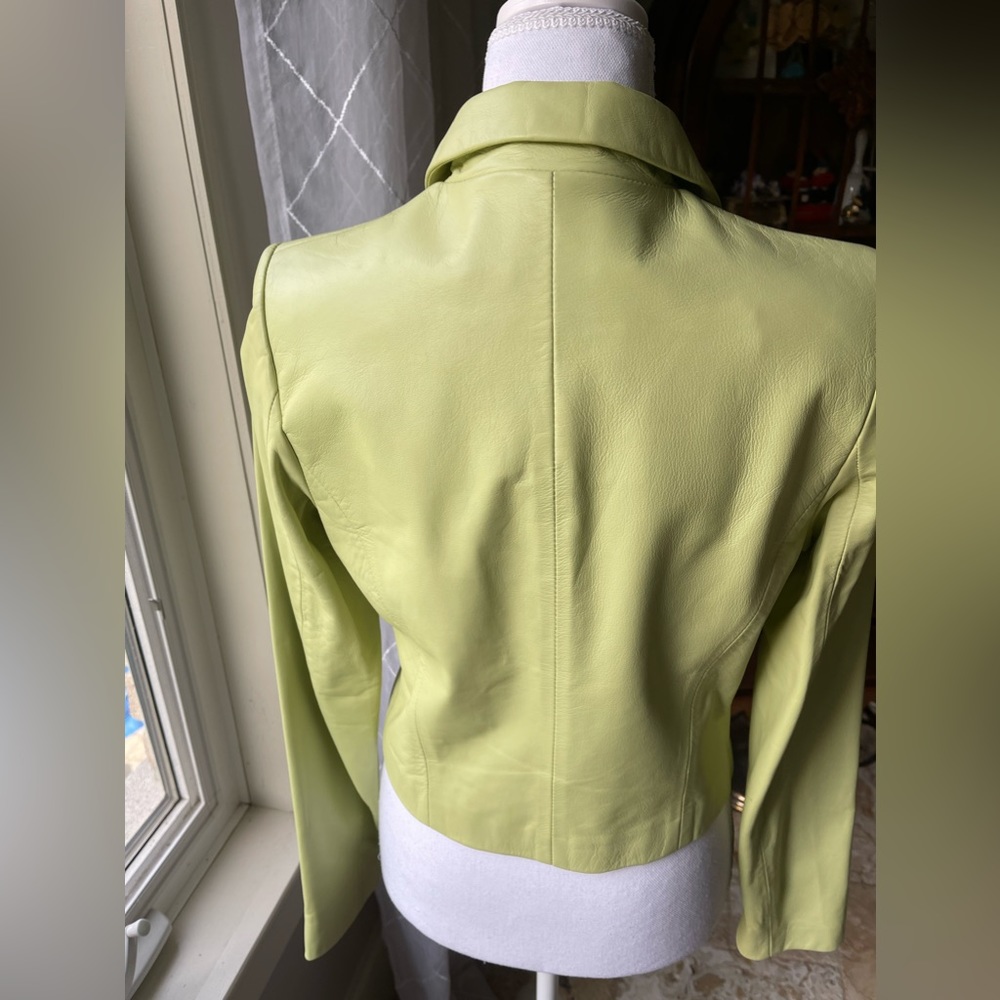 Chartreuse leather leather in a size 6 … Smoke free home